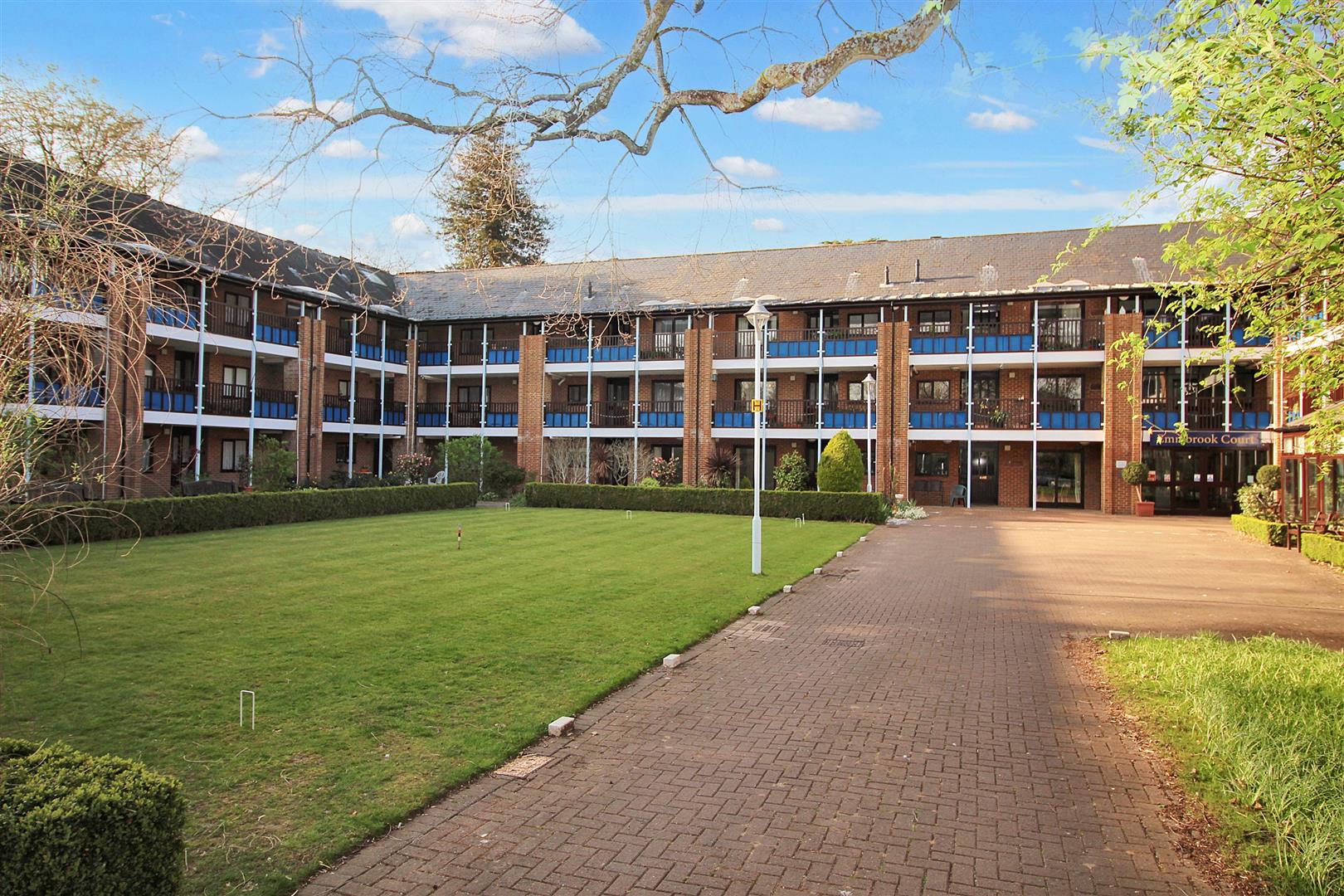 1 bed property in Emmbrook Court, Reading